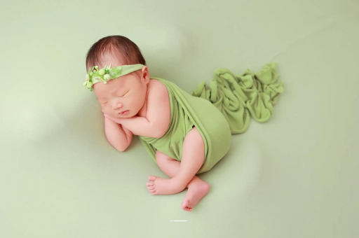 安康宝宝拍嗝吐奶